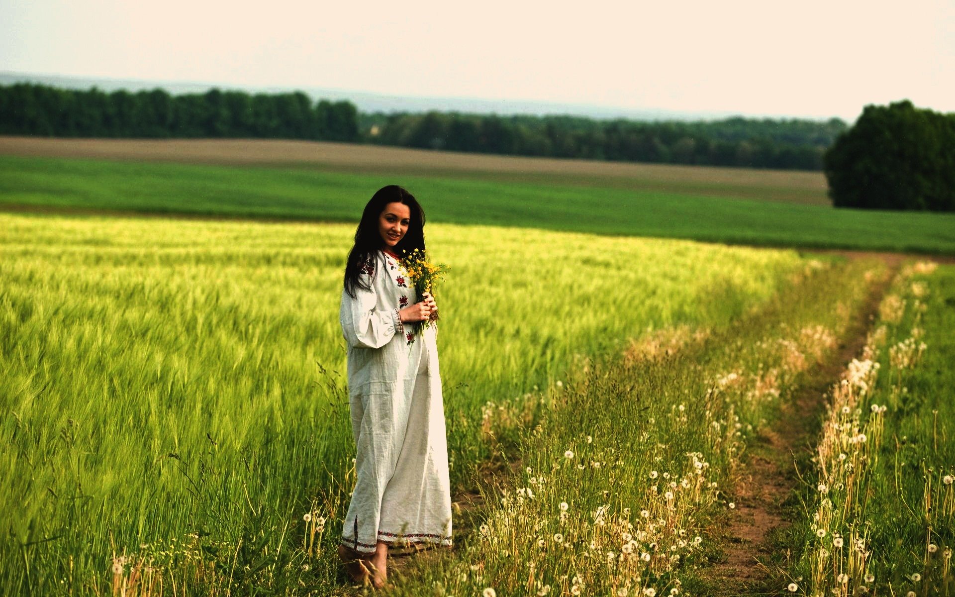 Women in Slavic costumes in Bahawalpur