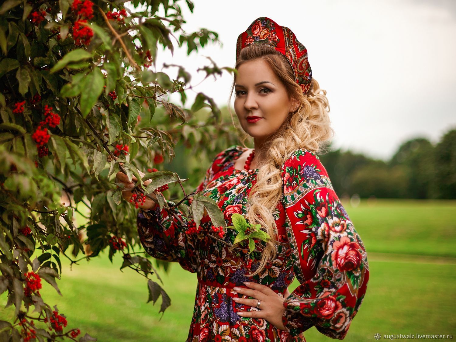Women in Slavic costumes in Bahawalpur