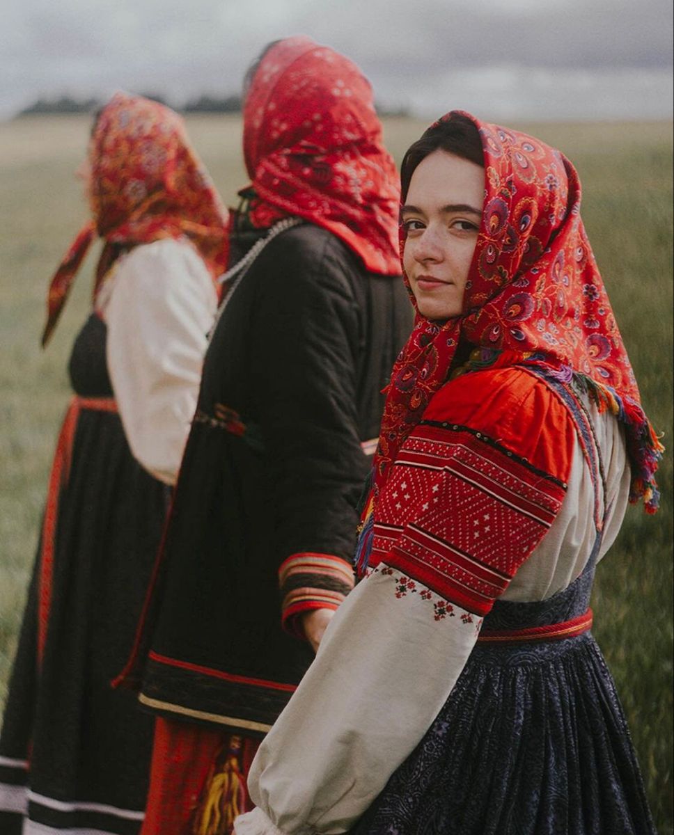 Women in Slavic costumes in Bahawalpur