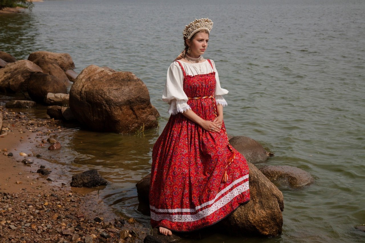Women in Slavic costumes in Bahawalpur
