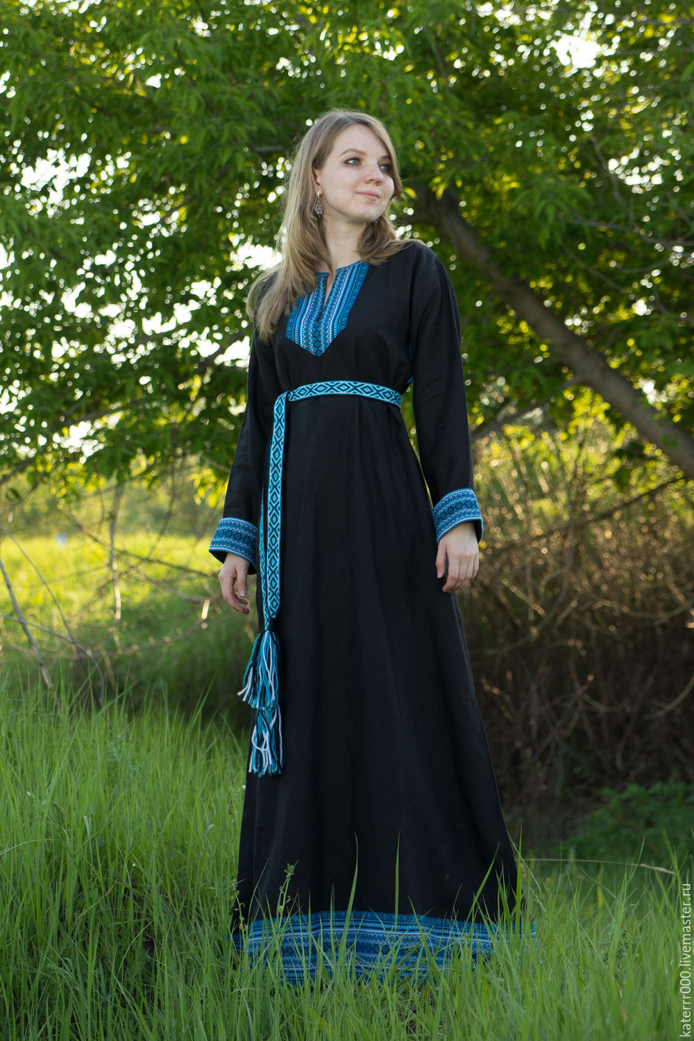 Women in Slavic costumes in Bahawalpur