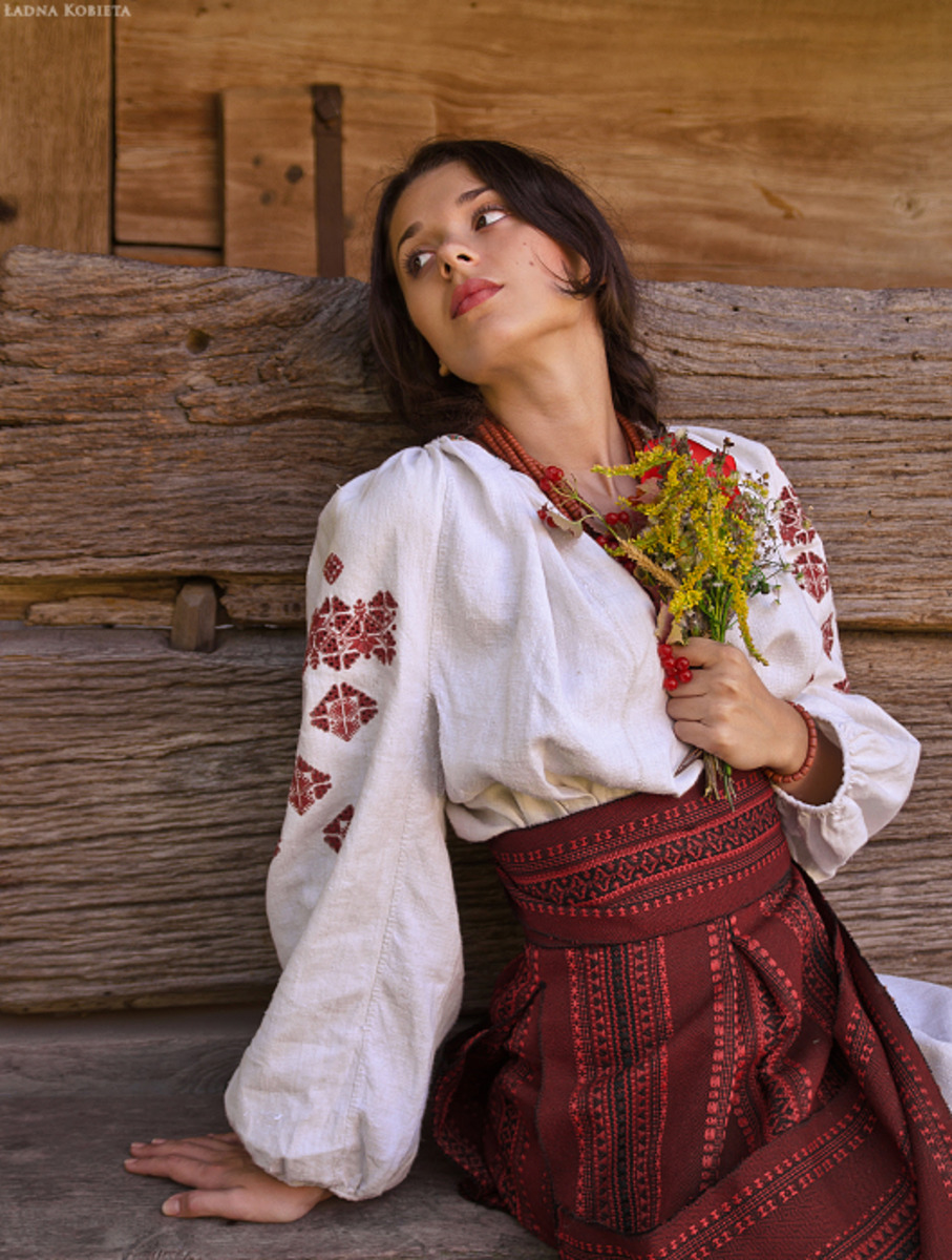 Girls in Slavic costumes in Bahawalpur