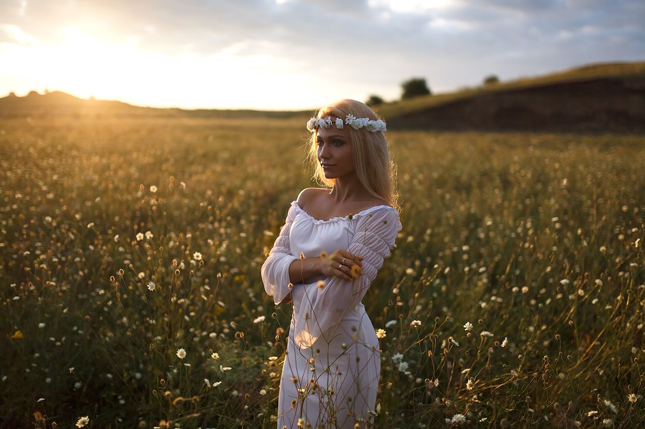 Girls in Slavic costumes in Bahawalpur