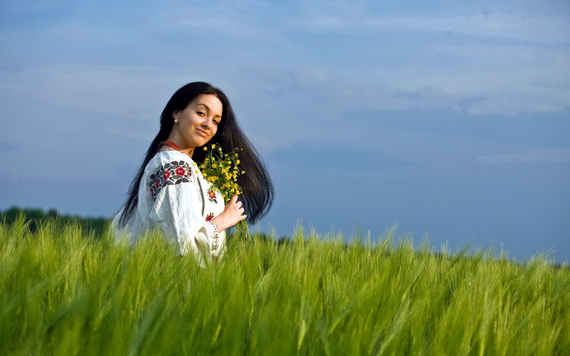 Girls in Slavic costumes in Bahawalpur