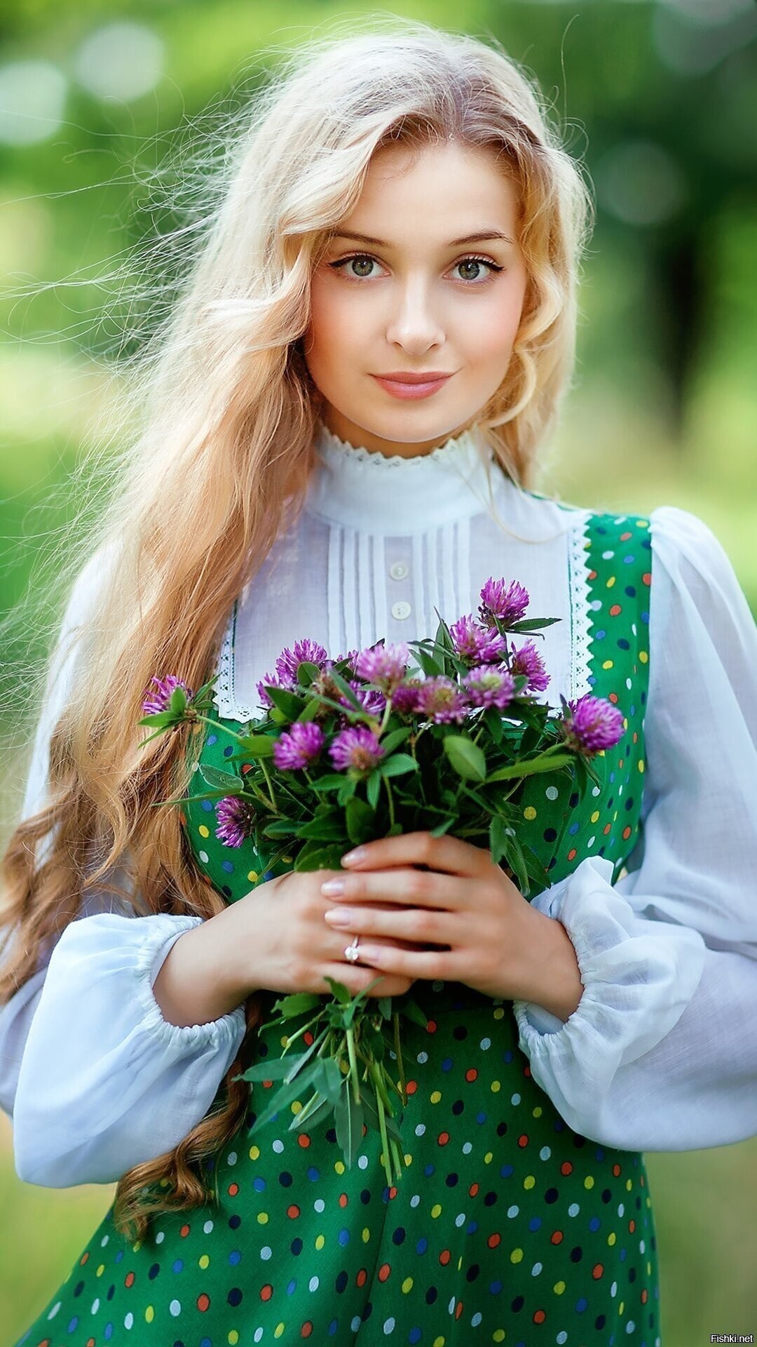 Girls in Slavic costumes in Bahawalpur